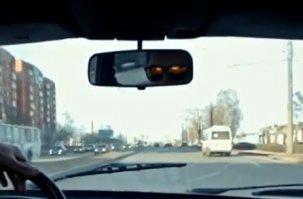 Он наверно отражение очков имел ввиду