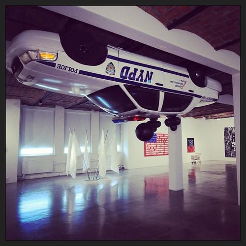 Абсолютно не согласен... в живую такое зрелище очень даже впечатляет, в НЬю Йорке в музеи современного искусства вообще полицейскую машину повесили на потолок)