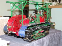 А вот и оригинал конструкторов: Meccano. Основан в 1901 году. На фото модель 1917 года. Это точно не паззл =)