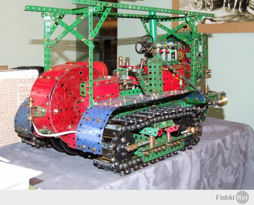 А вот и оригинал конструкторов: Meccano. Основан в 1901 году. На фото модель 1917 года. Это точно не паззл =)