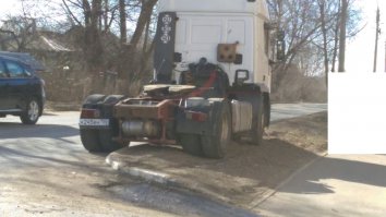 Что за лажу я сейчас прочитал?

Недавно, как в субботу начался сезон штрафов.
Припарковался удод на тягаче на газон (усрали весь, но борьба только начинается).
Позвонил в дежурку нашего района, вызвал ППС. Сфотографировал сие чудо.
Приехали. Пообщались. Составили протокол и я написал заявление.
Вычислили и передали мое заявление в ГОСАДМТЕХНАДЗОР (кстати, буду звонить им и выяснять путь мимо ППС). Оказался краснодарский засланец.
Передаю ему привет!!!
К245ВН 750.

Дело в том, что наказать теперь за такое нарушение может только ГОСАДМТЕХНАДЗОР. Даже за нарушение Закона о тишине (ну, это к теме не относится).

Писал заявы и буду писать. Нет денег на платную стоянку - пусть оплачивают парк-место по цене платной за месяц.