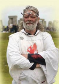 самый прикол в том что моей племяшке как раз на завтра нужно  было подготовить доклад про необычных людей(правда по английски), но вот про этих что-то не хочется писать, остановились на человеке леопарде и подражателю короля артура