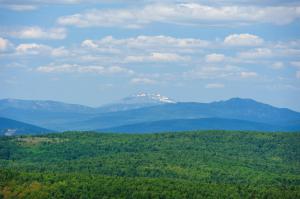 Живу рядом с этими местами, гора просто огромная. Снег на горе лежит иногда до конца июля.
На фото середина июня, гора в снегу)))