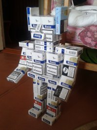 выудил воспоминание из закоулков памяти и фото с просторов интернета.
сигаретные пачки малой ценности клеили в виде роботов (на волне популярности мульта про трансформеров и гоботов). особым шиком было скрепить пачки механически, без использования клея.