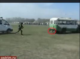 Взрывчатку заложил вообще другой чел... :) Или забросил в форточку...
Взрыв шел из задней части автобуса, а не из места удара по стеклу. 
Но чувака жаль... Наверное оглох, и контужен...