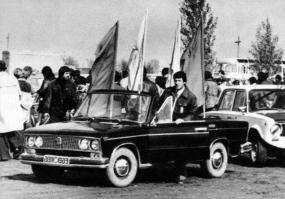 Это даже не самоделка, а тюнингованный ВАЗ 2103 Фаэтон,  изготовленный для участия в парадах заводской группой автокаскадёров «Автородео».