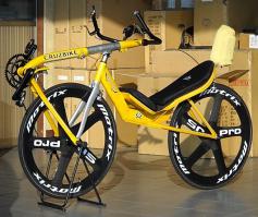 Велосипед? Лигерады намного быстрее, но стоят дороговато. Зато уйма комфорта и удовольствия без ощутимой усталости! Плюсов хватает, минусы у каждого свои.
1) КОМФОРТ - Лежачий велосипед, особенно если он двухподвес, комфортен на дороге с более-менее твердым покрытием. Задница никогда не болит и руки (особенно с подседельным рулем-аватаром) никогда не устают. Лежачий велосипед на мой взгляд идеален для многодневного туризма.

2) СКОРОСТЬ - Лежачий велосипед действительно быстрее традиционного и жесткий, легкий спортивный лигерад может по равнине обогнать шоссейник при одинаковой мощи райдеров, а с горки лежачий велосипед вообще обгоняет всех. Это происходит за счет меньшей парусности и, соответственно, меньшего сопротивления воздуха. При скоростях 40 км/ч и выше основной Ваш противник именно воздух, который не дает разогнаться:) Но нужно понимать, что в горку всегда будет выигрывать шоссер за счет меньшего веса и возможности "танцевать на педалях". Кроме того скорость и комфорт понятия немного противоречивые и лигерад будет либо быстрый, либо с подвеской(комфортный):)

3) ВНИМАНИЕ ОКРУЖАЮЩИХ - Даже одноколесный велосипед не вызывает такой реакции прохожих как лигерад! Если Вам не хватает внимания и Вы хотите, чтобы Вам вслед оборачивались девушки, юноши, бабушки, дедушки и постовые милиционеры - то лежачий велосипед то, что нужно!

4) МЕДИЦИНСКИЕ ПОКАЗАНИЯ - Есть люди, заядлые велосипедисты, для которых катание на велике - часть жизни, но доктор запретил им сидеть в седле велосипеда в связи с соответствующим диагнозом. Это может быть варикоз, проблемы с позвоночником, последствия травмы и т.д. Я не врач, поэтому не могу выразится точнее, вам по медицинским показаниям запрещена езда на обычном велосипеде, то лежачий велосипед может стать реальной необходимостью!

5) УДОВОЛЬСТВИЕ - Катание на велосипеде дарит радость миллиардам людей на планете и лежачий велосипед поможет Вам усилить впечатление. Можно скользить на собственном "диване" любуясь пейзажами и не испытывая потребности остановиться:)