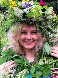 Девушки с цветочными венками