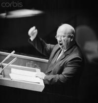 На самом деле Хрущев никогда не стучал ботинком по трибуне ООН. Это придуманная байка! А фото - это обычный фотомонтаж. Вот настоящая фотография: