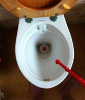 не плохой унитаз ... который смоет писаньё по краям))