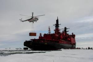 Видел где то раньше этот пост, в итоге контейнеры спасут вертолетом, нигде продолжения фоток что то не нашел, но будет это примерно так