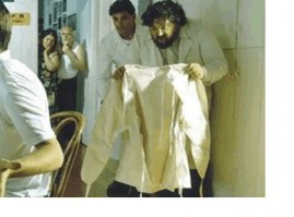 Если воплотить в жизнь все подобные идеи для дома, появившиеся на Фишках за последнее время, то есть большой шанс того, что домочадцы сдадут вас в дурку.