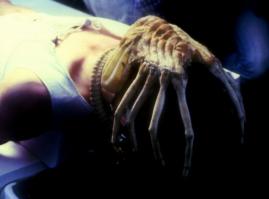 Как бы в этих пещерах не прыгнуло существо из чужих...