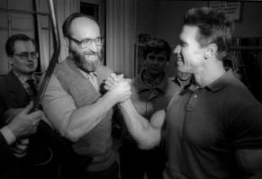 Власов и Шварценеггер познакомились в 1961 году в Вене на чемпионате мира по тяжёлой атлетике. Друг Власова, австрийский штангист Хельтке, попросил «морально поддержать» его 13-летнего ученика. Шварценеггер запомнил эту встречу на всю жизнь. В 1988 он приехал в Москву на съёмки фильма «Красная жара». Первый делом отправился в гости к Власову. На подаренной Шварценеггером русскому богатырю фотографии написано: «Юрию Власову, моему идолу, с любовью и поклоном».