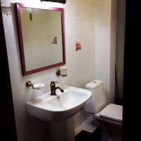 Новостройка, а унитаз и плитка уже старые? А это два санузла  в нашей квартире в новостройке