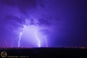 Молнии сверкают над домами во время сильного ливня в Екатеринбурге, Россия.))))
