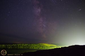 Метеорный поток Южные йота-Аквариды в небе над местечком Аркаим, Челябинская область.