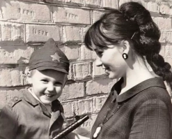 Я со своей мамой. Утром поздравил в первую очередь.