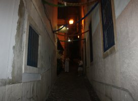 В Лиссабоне, на похожей улочке классный ресторанчик! Музыка фадо и настоящий портвейн!