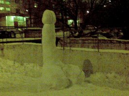 1. Берешь снег.
2. Лепишь х*й!
3. Яйки берешь от сделанного ранее кем-то снеговика.