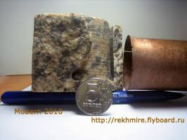 Ну у вас не напилит, а люди пробовали и пилили. Средняя скорость - 6 мм\час.
Пример ниже.
Какие знания нужны для этого? Сопромат чтоль? Он только в 20 веке как таковой появился, а тот же александрийский столп весом в 600 тонн выдолбили, перетащили и установили всего 200 лет назад.
А всегда приводу пример на это: 
Если законы физики те или иные тогда не известны были, это не значит, что никто ничего не знал! Сопромата никто не знал, но всем было очевидно, что прочность деревянной палки наизлом куда меньше, чем на растяжение например. ДАже терминов таких не было сформулировано, а руками делали и использовали.
Вы уж должны знать, что по сути технологии каменной обработки 5000 лет назад вплоть до изобретения алмазного напыления по сути не менялись. Ну кроме привода(ручной, позднее двигатели разные и прочее)