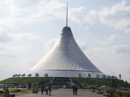 Смешно.
То есть вы серьёзно равняете эти две конструкции в инженерном плане?
Кронспиролухи совсем с ума посходили...

Погуглите чтоль Liebherr LR 1800/1000.