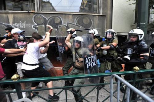 2010 год. Греция. В ходе разгона демонстрации в Афинах полиция применяет слезоточивый газ, в ход идут дубинки.