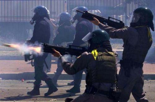 2001 год. Разгон демонстрации аниглобалистов в Генуе во время саммита "большой восьмерки". Полиция использует огнестрельное оружие и слезоточивый газ.