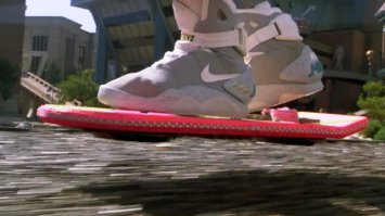 Зато в следующем году появятся кроссовки с автоматической шнуровкой.