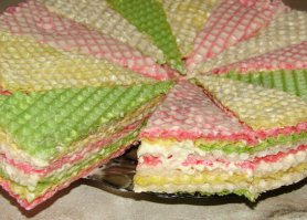 А еще на всякие праздники варили сгущенку, брали вафельные коржи, основательно их промазывали и ставили в прохладное место. Крутая была штука.