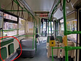 меня бесят вот эти скотские сидушки, на которые обычно прутся старухи, в салоне 3 таких места подряд, из за этих мест на передней площадке уже нормально не встать, а основная масса народа, стоит именно в передней части, так как в задней довольно таки узко.

а в представленных, в данном посте фото, эти места более продуманные