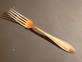 Я сначала хотел дорогую вилку ( 1рисунок) , но финансы поют романсы, поэтому я купил бюджетный вариант(2 фото)...  И знаете я не прогадал . Видео как я ем пельмени выложу позже...