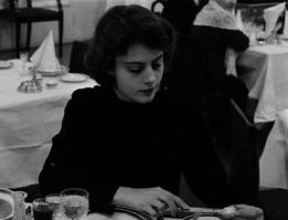 Красивая девушка и очень изящная, кто она?