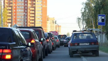 УВАЖАЕМЫЕ владельцы автомобилей оборудованных системами фото и видео регистрации! Тот факт, что Вы являетесь очевидцем ДТП не дает Вам никакого права парковаться там где удобно, даже если Вы хотите предложить отснятый материал участникам ДТП. Не будьте быдлом, припаркуйтесь на ближайшей парковке или таким образом, чтобы не мешать другим участникам движения. В противном случае следующее видео которые мы увидим будет называться "учителя мутузят горепарковщика.." Автор, ну ты понял, это к тебе...