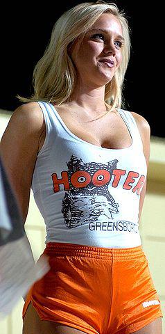 Hooters сюда на кой приплели? Это американская ресторанная сеть, а не авиакомпания. У них там официантки так одеваются.