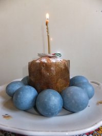 Обычно луковой шелухой крашу. Иногда куркумой или краснокочанной капустой. Интересного цвета получаются. :)