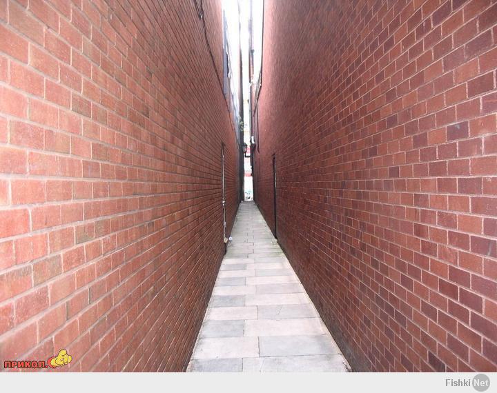 Самая узкая улица в мире 31 см. Узкий проход. Проход между стенами. Стена между. Узкие стены.