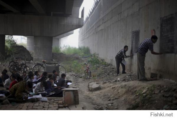 Этих детей не тянут за уши в школу. Они не прогуливают занятия и не списывают домашние занятия у своих сверстников. Они хотят учиться. И каждое утро они собираются под мостом метро в Нью-Дели, столице Индии. Здесь доброволец и энтузиаст Раджеш Кумар Шарма (Rajesh Kumar Sharma) открыл импровизированную бесплатную школу для детей, живущих в трущобах.