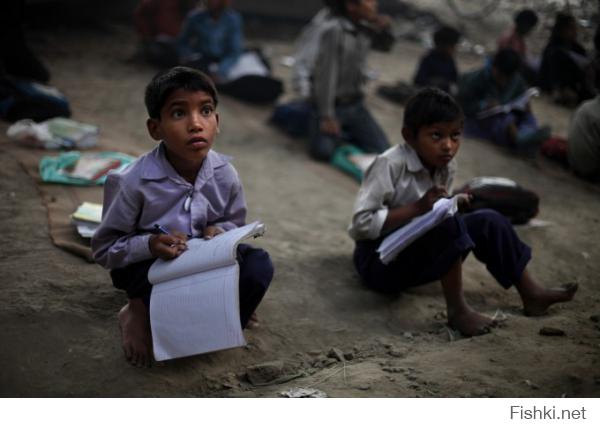 Этих детей не тянут за уши в школу. Они не прогуливают занятия и не списывают домашние занятия у своих сверстников. Они хотят учиться. И каждое утро они собираются под мостом метро в Нью-Дели, столице Индии. Здесь доброволец и энтузиаст Раджеш Кумар Шарма (Rajesh Kumar Sharma) открыл импровизированную бесплатную школу для детей, живущих в трущобах.