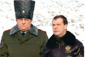 Солдаты изучают возможности ношения новой шапки-ушанки