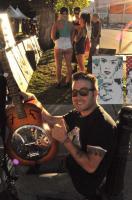 отличные очки у парня. паларойд наверно