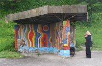 почему-то мне напомнило остановки времен ссср в поселковой местности