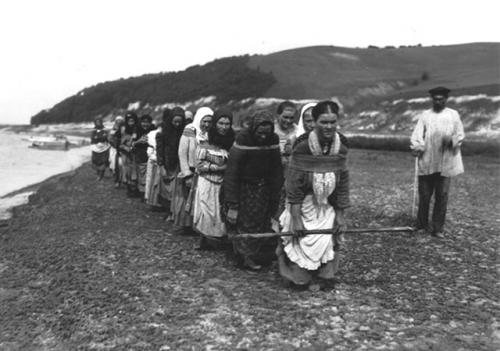 женщины(!)- бурлаки на Волге, 1900 год