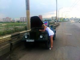 Как же ****али эти "Ты давай выйди, типа ковыряешься в моторе, а я сфоткаю"