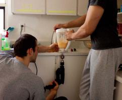 А дверцы верхних шкафчиков открываются от приклада ладони