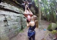 Чувака похоже за яйца подвесили