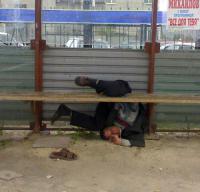 В правом верхнем углу подпись к фото