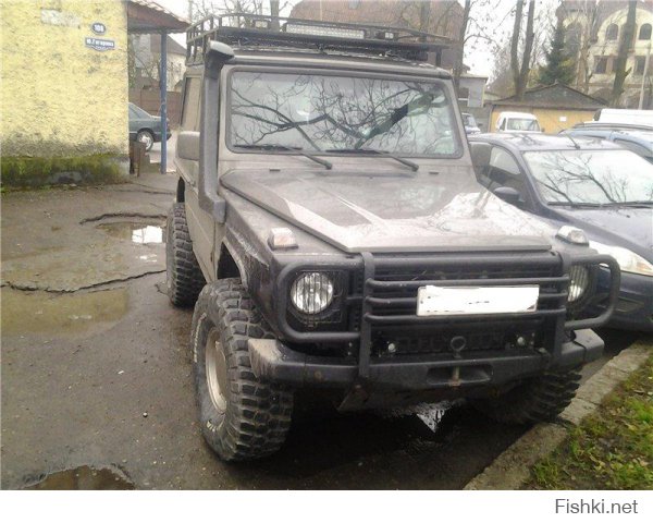 Тоже не понимал, что в нем такого особенного... Пока 5 лет назад не попался занедорого коротыш-старичок 1987г.
Оказалось, машина реально крепкая, серьезных поломок при моей суровой эксплуатации не было. Штатные блокировки обоих мостов по-моему вообще больше никто из производителей не делает! Подвеску хрен ушатаешь, рычаги как трамвайные рельсы. Короче говоря - добротный немецкий уазик. :)
Вот, "облагораживаю" своего по-тихоньку. Скоро лебедку ставить буду...