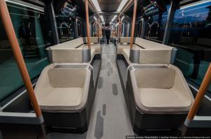 Этот чёрный трамвай уже 100500 раз обсуждали. Да, дизайн потрясающий. Да, USB-порт - это круто и современно. 

Но это дизайнерский высер. Внутреннее пространство организовано жутко.
На высокие диваны очень неудобно залезать, особенно тем, кто с детьми и кто постарше. И трамвай - не метро. Он чаще разгоняется и тормозит. Пассажиров будет колбасить влево-вправо.

Низкие одиночные диваны имеют какую-то нереальную ширину, прям для американских любителей фастфуда) Там можно было поставить ещё 1 или 2 кресла...

А вот второй трамвай (серебристый) - очень даже ничего.
P.S. Инженеру, который догадался ставить электрообогреватели под сидением, желаю вечно сидеть ж*пой на горячей сковородке :) :)

_