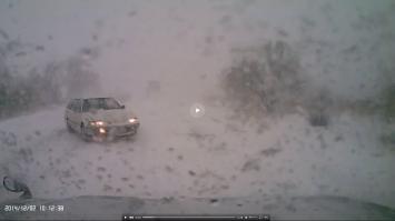 Во-первых, это не Таз :) Это прульный сарай)
Во-вторых, водила этого Нетаза капитально проспал момент начала юза, он даже не пытался крутить руль...

А насчёт АБС мысль верная, этому водителю она жизненно необходима)